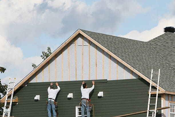 Professional Vinyl Siding technician working in New London, TX
